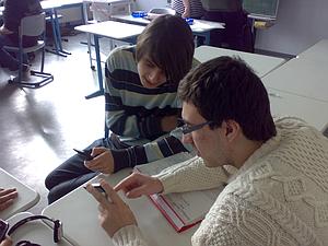 Schler des Informatikkurses (13. Jahrgang der Willy-Brandt-Gesamtschule – Bergkamen bei der Arbeit mit Mobiltelefonen (Februar 2010)