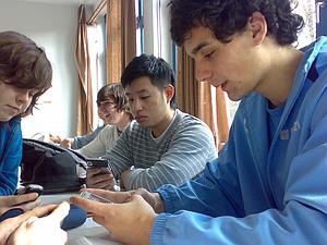 Schlerinnen und Schler des Informatikkurses (13. Jahrgang der Willy-Brandt-Gesamtschule – Bergkamen bei der Arbeit mit Mobiltelefonen (Februar 2010)